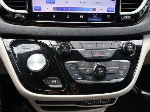 Used 2023 Chrysler Pacifica Touring-L FWD image 49