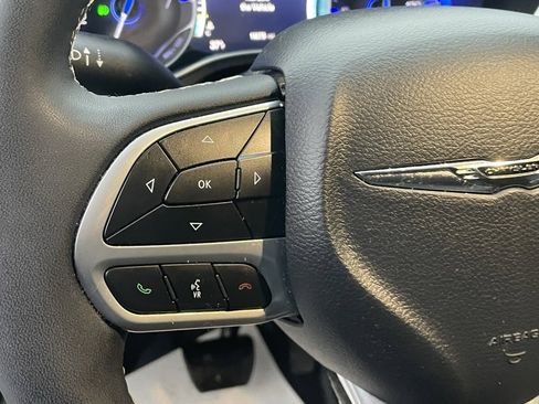 Used 2024 Chrysler Pacifica Touring-L image 32