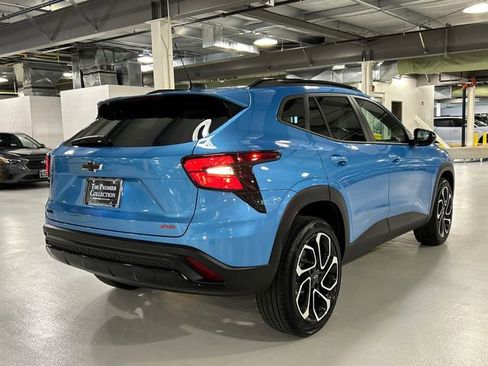 Used 2025 Chevrolet Trax RS w/ Sunroof Package image 2