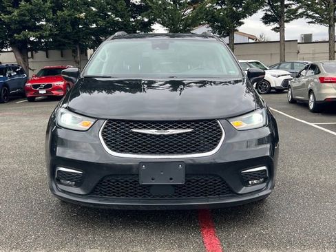 Used 2021 Chrysler Pacifica Touring-L FWD image 4
