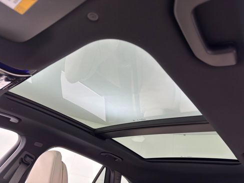 Used 2025 Mercedes-Benz GLC 350e 4MATIC image 12