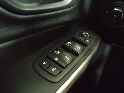Used 2020 Jeep Cherokee Latitude Lux w/ Comfort/Convenience Group AWD/4WD image 27