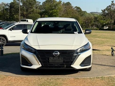 Used 2024 Nissan Altima 2.5 SV image 2