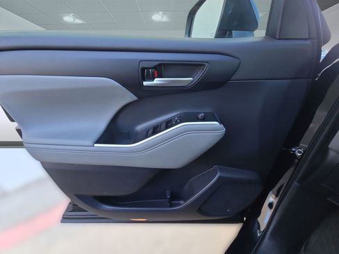Used 2023 Toyota Highlander XLE image 7