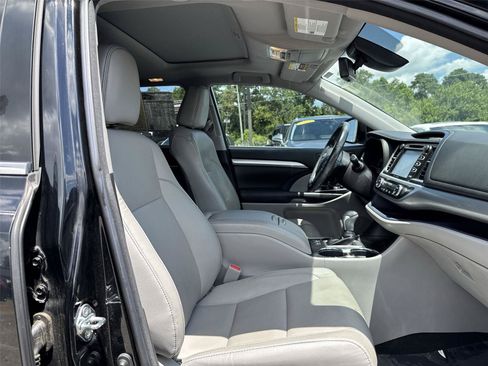 Used 2018 Toyota Highlander XLE AWD/4WD image 24