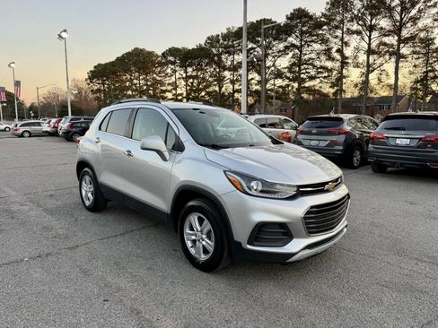 Used 2019 Chevrolet Trax LT w/ LT Convenience Package image 2