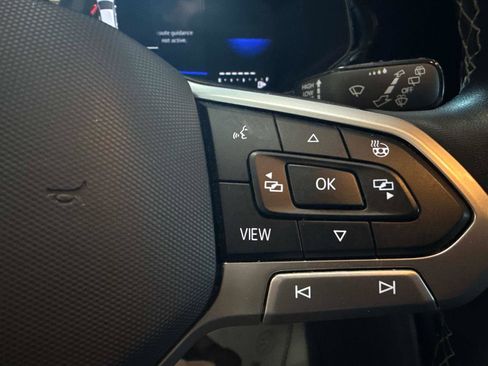 Used 2024 Volkswagen Taos SE image 17