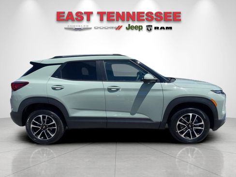 Used 2025 Chevrolet TrailBlazer LT AWD/4WD image 2