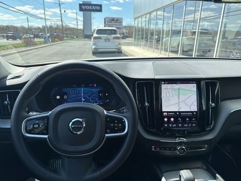 Used 2025 Volvo XC60 B5 Plus image 21