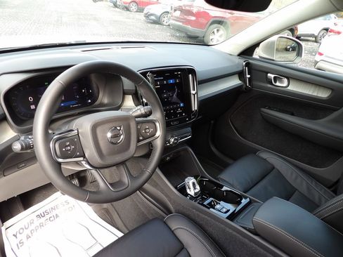 Certified 2023 Volvo XC40 B4 Plus w/ Protection Package Premier image 15