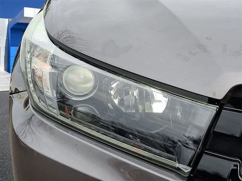 Used 2019 Toyota Highlander SE image 26