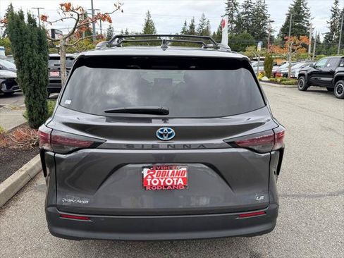 Certified 2025 Toyota Sienna LE w/ LE Plus Package AWD/4WD image 8