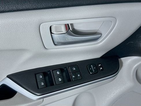 Used 2015 Toyota Camry LE image 23