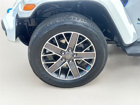 Used 2022 Jeep Wrangler Unlimited Sahara AWD/4WD image 31