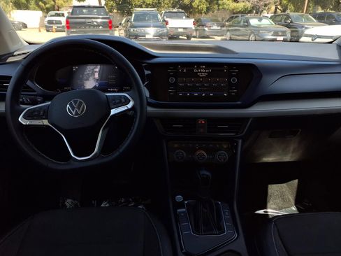 Certified 2024 Volkswagen Taos SE w/ Panoramic Sunroof Package image 22