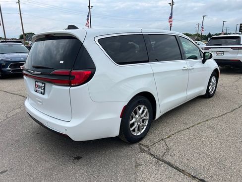 Used 2023 Chrysler Pacifica Touring-L FWD image 8