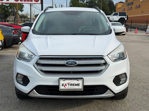 Used 2018 Ford Escape SE FWD image 2