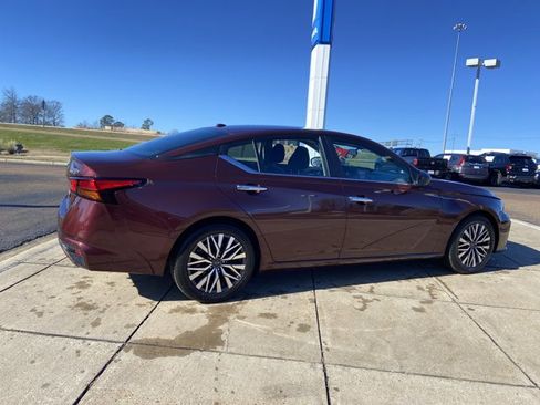 Used 2024 Nissan Altima 2.5 SV image 11