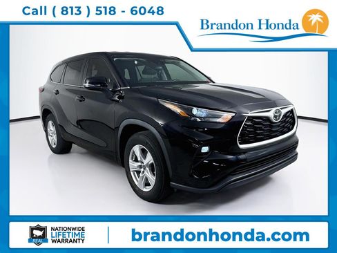 Used 2024 Toyota Highlander LE FWD image 1
