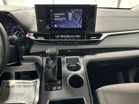 Used 2025 Toyota Sienna LE image 25