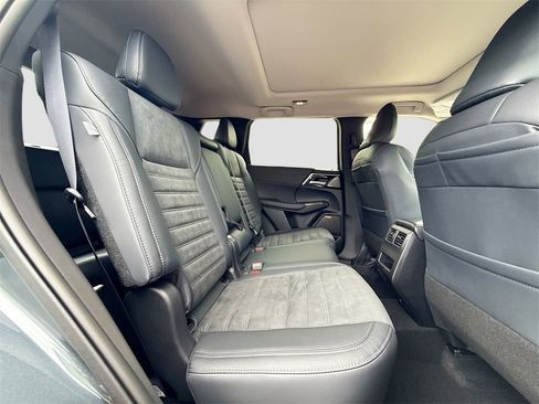 New 2025 Mitsubishi Outlander SE image 30