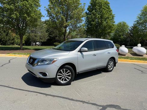 Used 2014 Nissan Pathfinder S image 1
