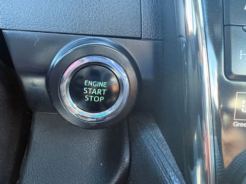 Used 2014 Toyota Camry SE image 16