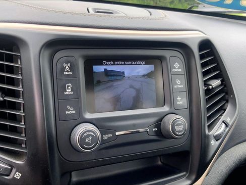 Used 2018 Jeep Cherokee Latitude AWD/4WD image 22