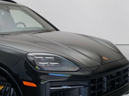Used 2025 Porsche Cayenne GTS AWD/4WD image 2