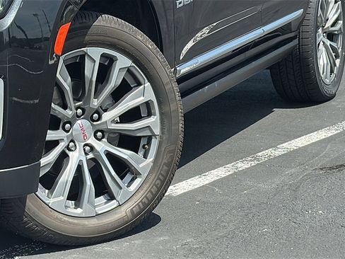 Used 2021 GMC Yukon Denali w/ Denali Premium Package image 3