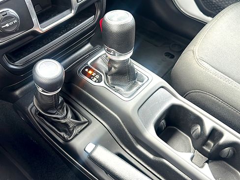 Used 2022 Jeep Wrangler Sport image 31