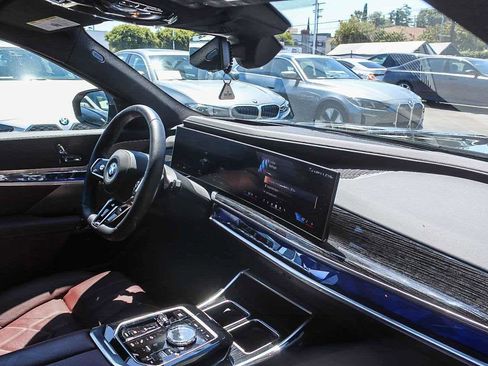 Certified 2025 BMW i7 eDrive50 w/ Executive Package RWD image 15