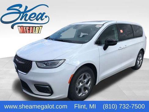 Used 2024 Chrysler Pacifica Limited image 1