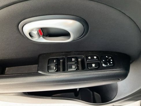 Used 2016 Kia Soul + image 5