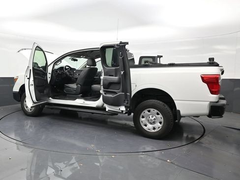 Used 2017 Nissan Titan S AWD/4WD image 31