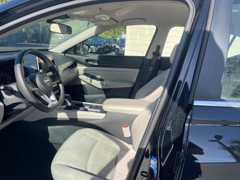 Used 2025 Nissan Altima 2.5 SV FWD image 11