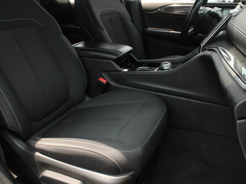 Used 2022 Jeep Grand Cherokee Laredo w/ Luxury Tech Group I AWD/4WD image 28