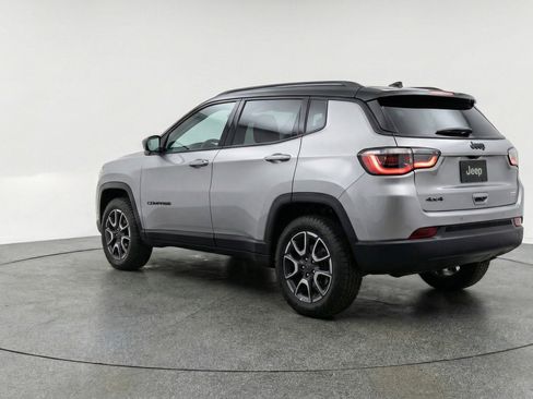 Used 2025 Jeep Compass Trailhawk AWD/4WD image 5