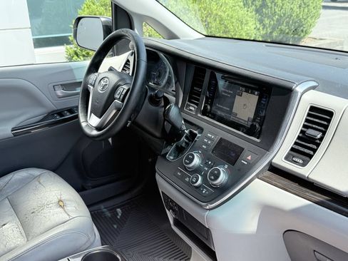 Used 2015 Toyota Sienna XLE w/ XLE Navigation Package FWD image 12
