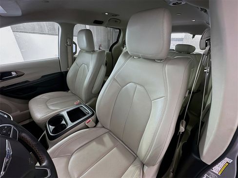 Used 2017 Chrysler Pacifica Touring-L Plus image 20