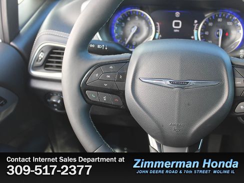 Used 2025 Chrysler Pacifica Limited image 14