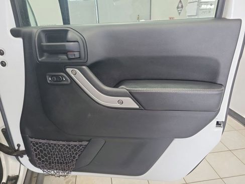 Used 2016 Jeep Wrangler Unlimited Rubicon image 13