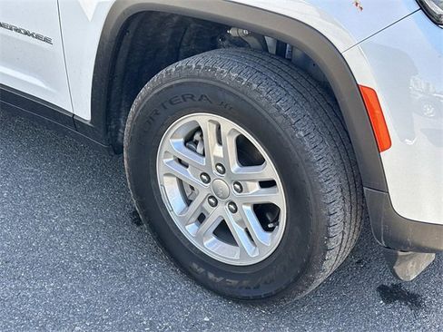 Used 2023 Jeep Grand Cherokee Laredo w/ Luxury Tech Group I image 2