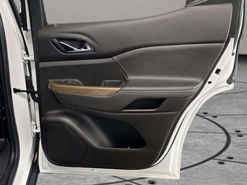 Used 2023 GMC Acadia SLE w/ Driver Convenience Package image 10