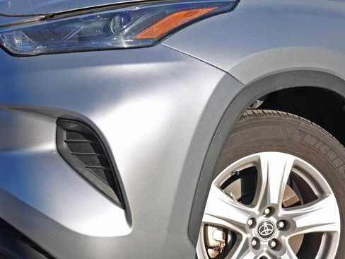 Used 2023 Toyota Highlander L image 10