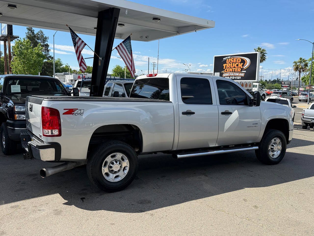 Used 2010 GMC Sierra 2500 SLE w/ Suspension Package, Off-Road AWD/4WD image 8