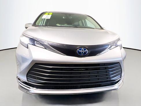 Used 2024 Toyota Sienna XLE image 11