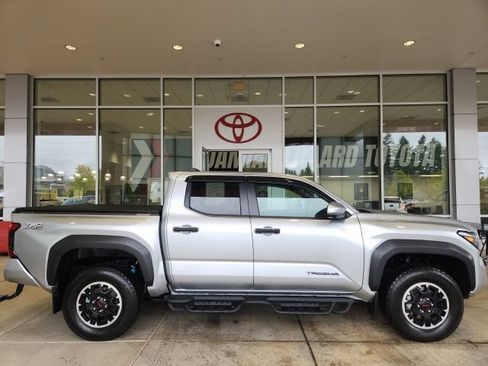 Used 2024 Toyota Tacoma TRD Off-Road w/ TRD Off Road Premium Package AWD/4WD image 3