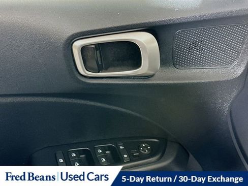 Used 2023 Hyundai Venue SEL image 19