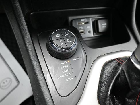 Used 2017 Jeep Cherokee Trailhawk AWD/4WD image 22